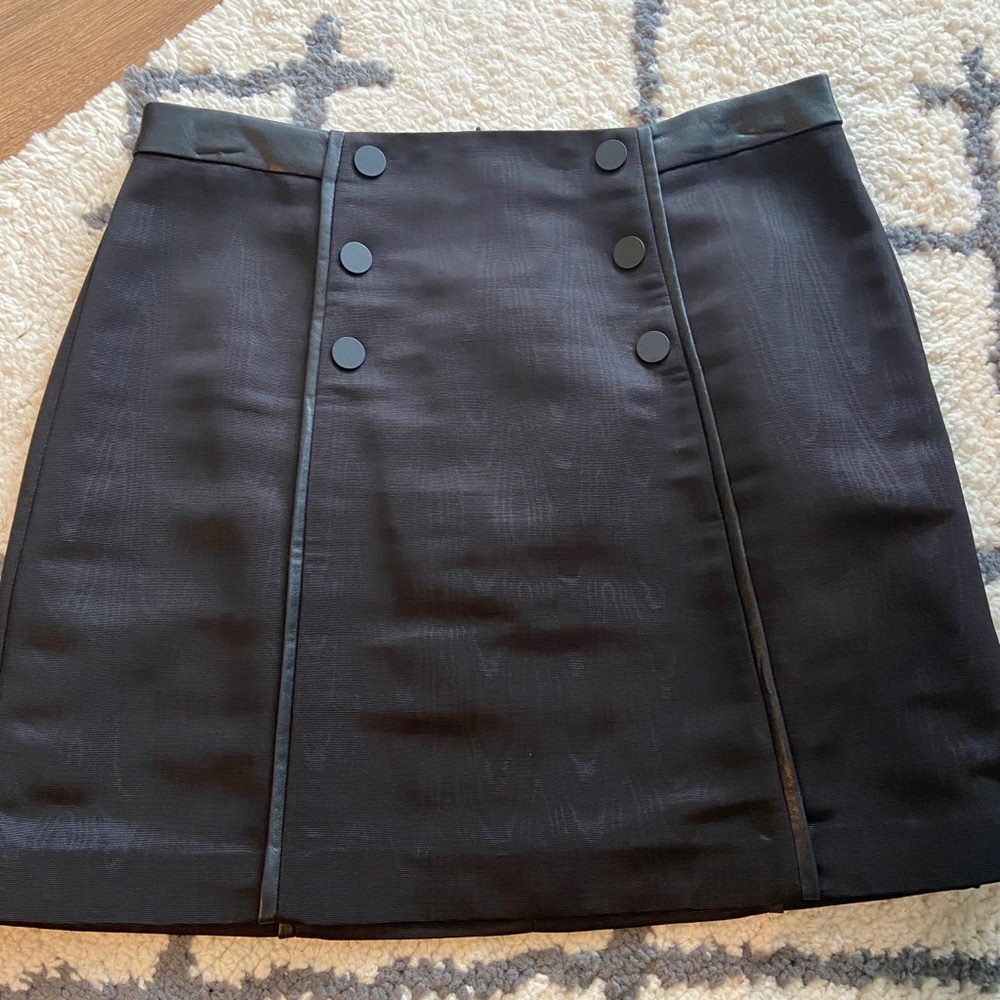 BCBG MAXAZRIA BLACK SKIRT IN SIZE MEDIUM